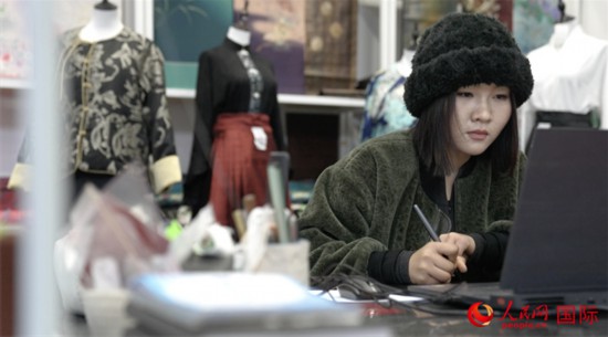 1月23日,在山東省菏澤市曹縣有愛云倉直播基地,張子晨正在設計漢服。 人民網(wǎng)記者 袁蒙攝
