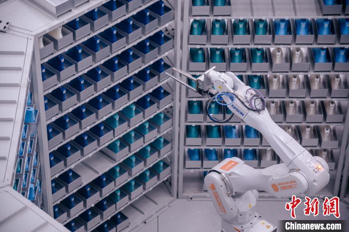 車間里，鞋楦配送機(jī)械臂在有序工作?！±钅宪?攝