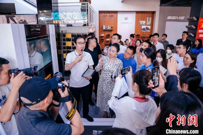 定制示范工廠可從腳型測量儀采集數(shù)據(jù)，按需進(jìn)行“私人訂制”。　李南軒 攝