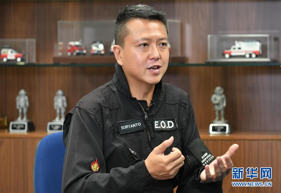 （港澳臺(tái)&middot;香港故事&middot;圖文互動(dòng)）（1）用手觸摸二戰(zhàn)炸彈的人——訪香港警方拆彈專家