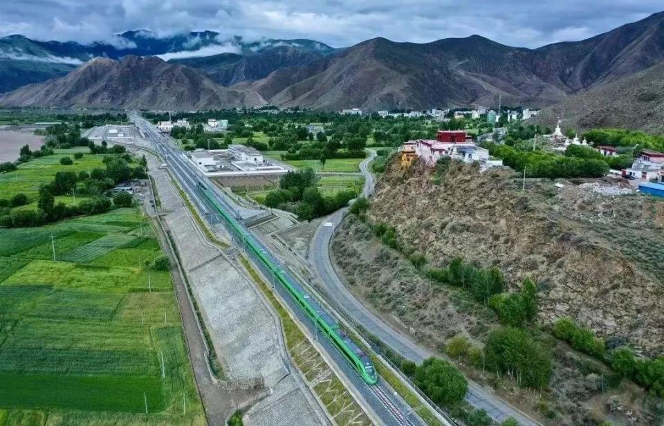 ?高原動(dòng)集動(dòng)車組。中國(guó)中車供圖。