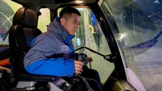 吉林市松花湖滑雪度假區(qū)內(nèi)，工作人員正駕駛壓雪車平整雪道。新華社記者 唐成卓 攝