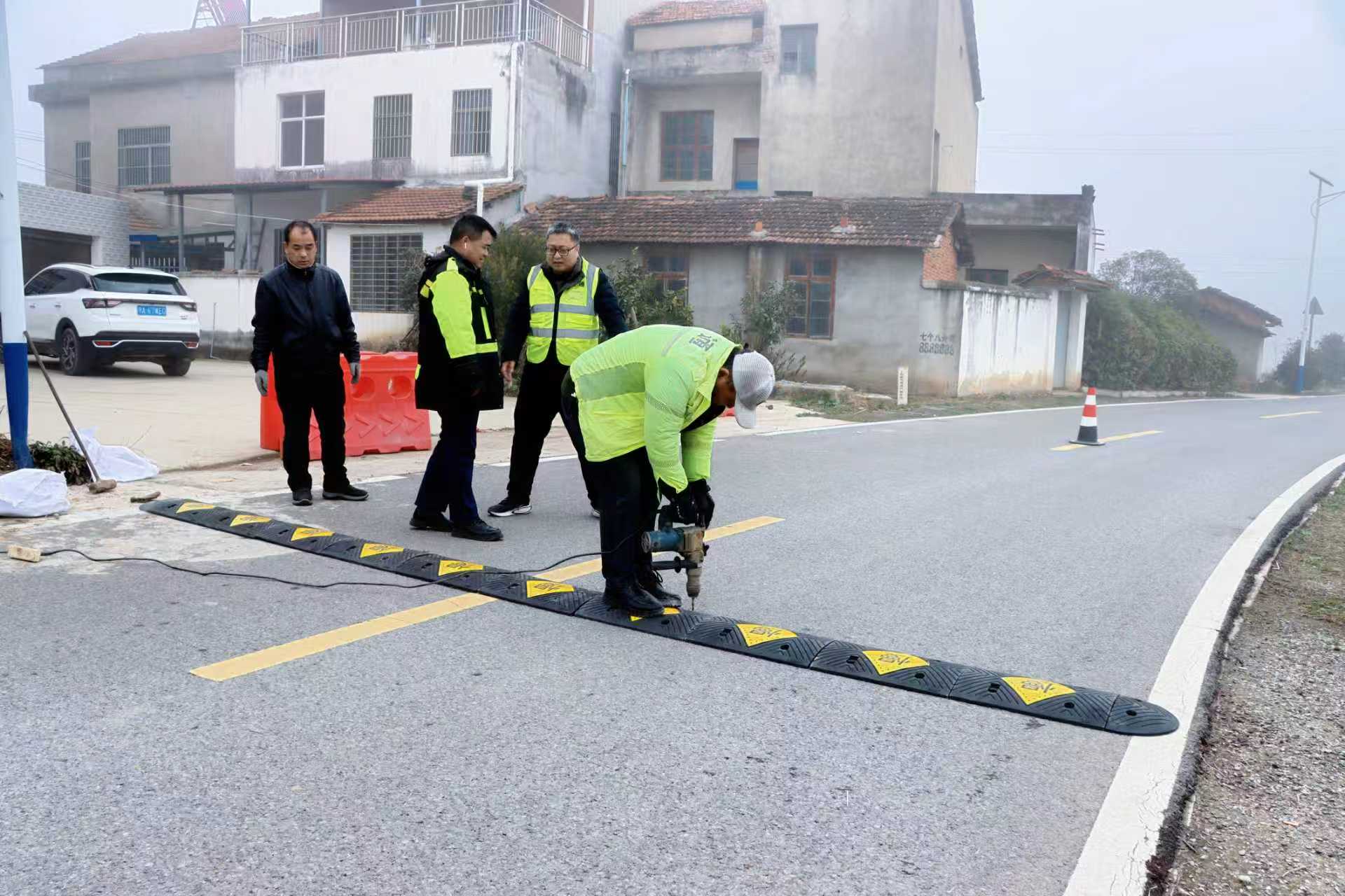 養(yǎng)護(hù)工對農(nóng)村公路進(jìn)行日常巡查、養(yǎng)護(hù)。受訪方供圖