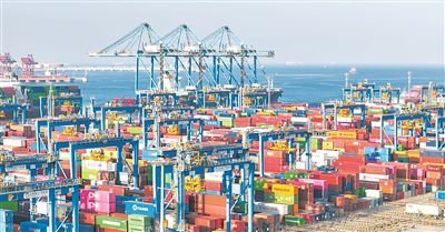 “新泉州”輪在山東港口青島港自動化碼頭（三期）的作業(yè)現(xiàn)場。山東港口青島港供圖