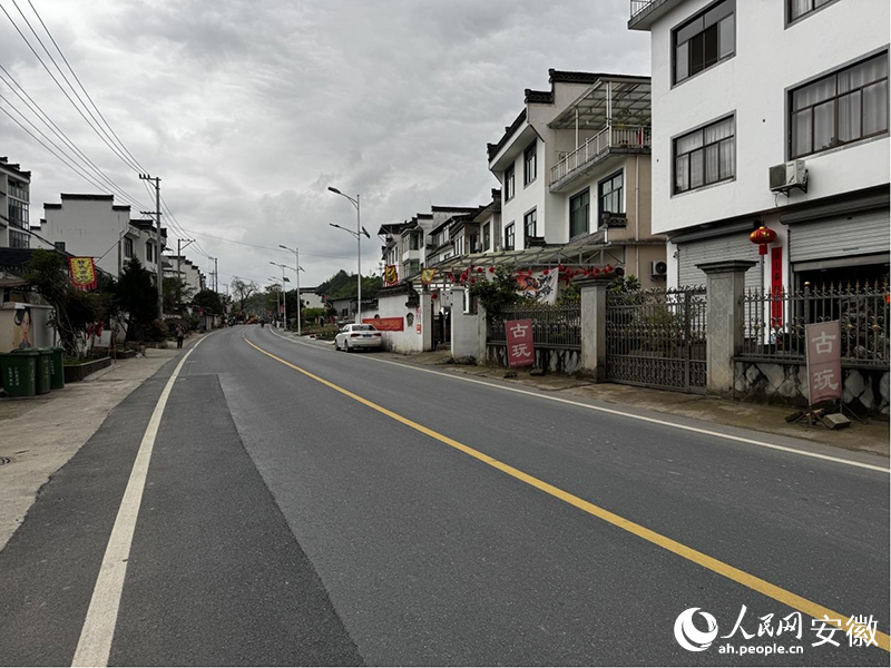 寬敞的S347公路穿過瞻淇村。人民網(wǎng)記者 胡雨松攝