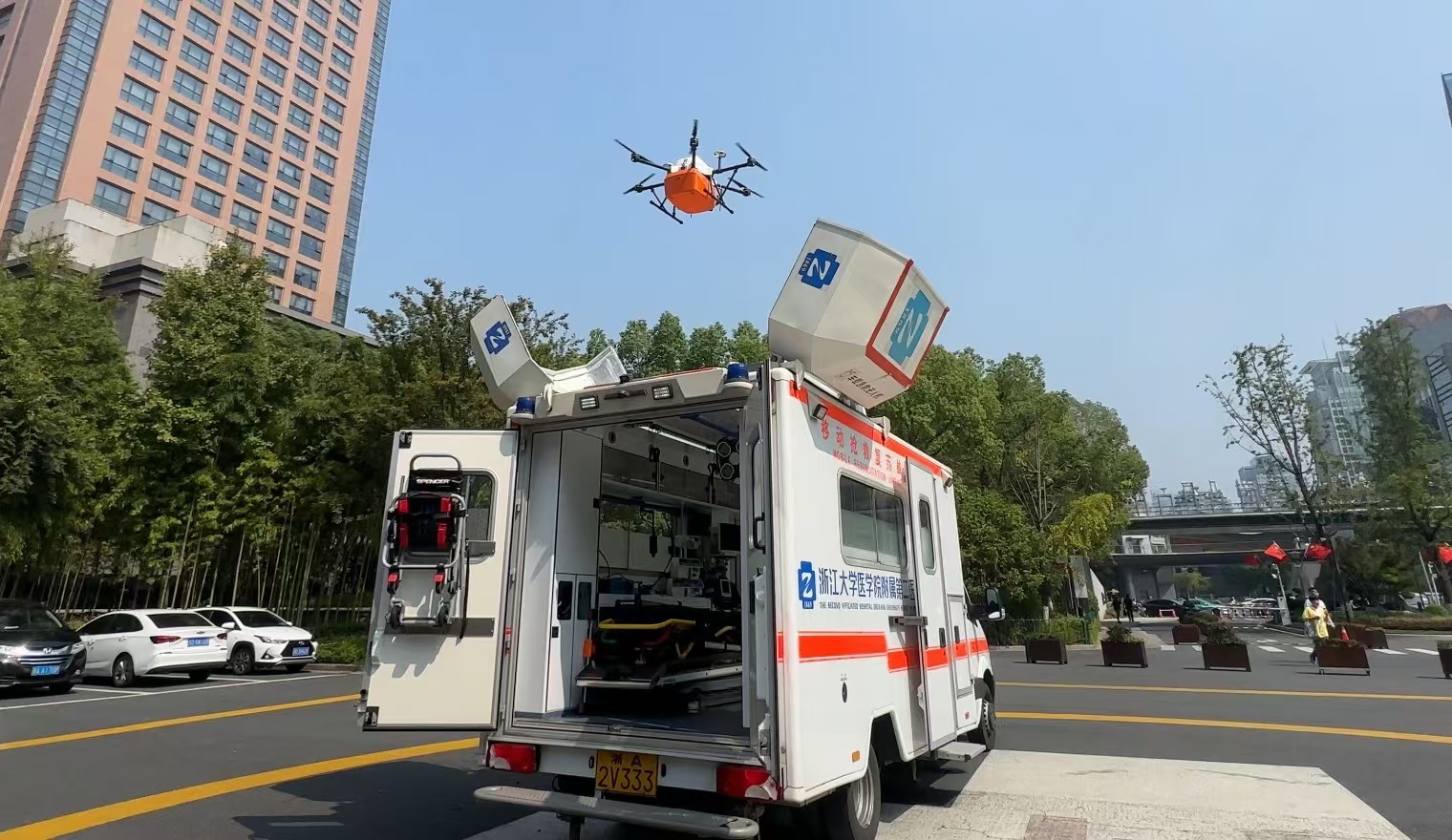 浙江大學醫(yī)學院附屬第二醫(yī)院5G急救車搭載的無人機正在起飛。人民網(wǎng)記者 申佳平攝