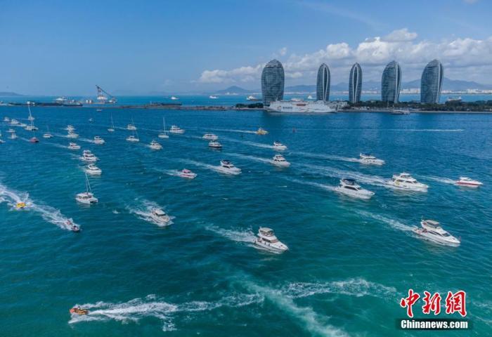 資料圖：航拍三亞眾多出海游玩的游艇回港。 駱云飛 攝
