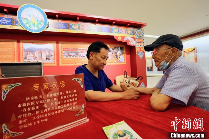 “藏韻瑰寶”藏醫(yī)四部醫(yī)典唐卡珍品展在天津美術(shù)館展出，展覽現(xiàn)場藏醫(yī)專家義診受歡迎?！⒖∩n 攝