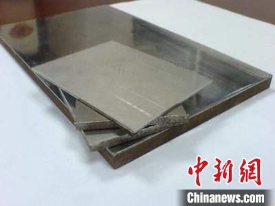 企業(yè)展示的金屬?gòu)?fù)合材料產(chǎn)品?！垕I子 攝