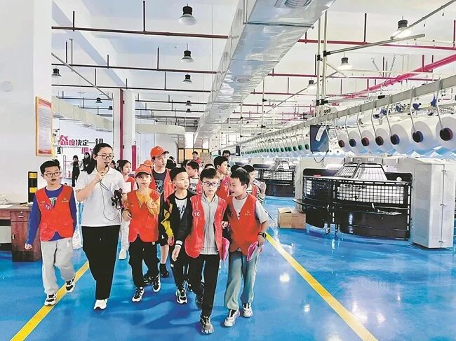 學(xué)生參觀惠安校服企業(yè)生產(chǎn)車間?；莅部h委宣傳部供圖