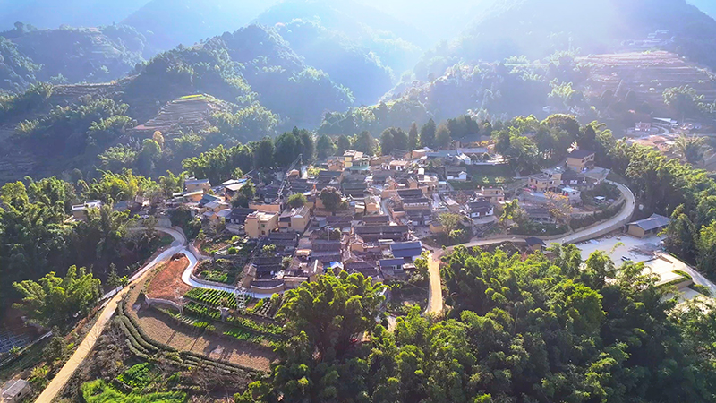 【1】曼海村全景。陶思源-攝