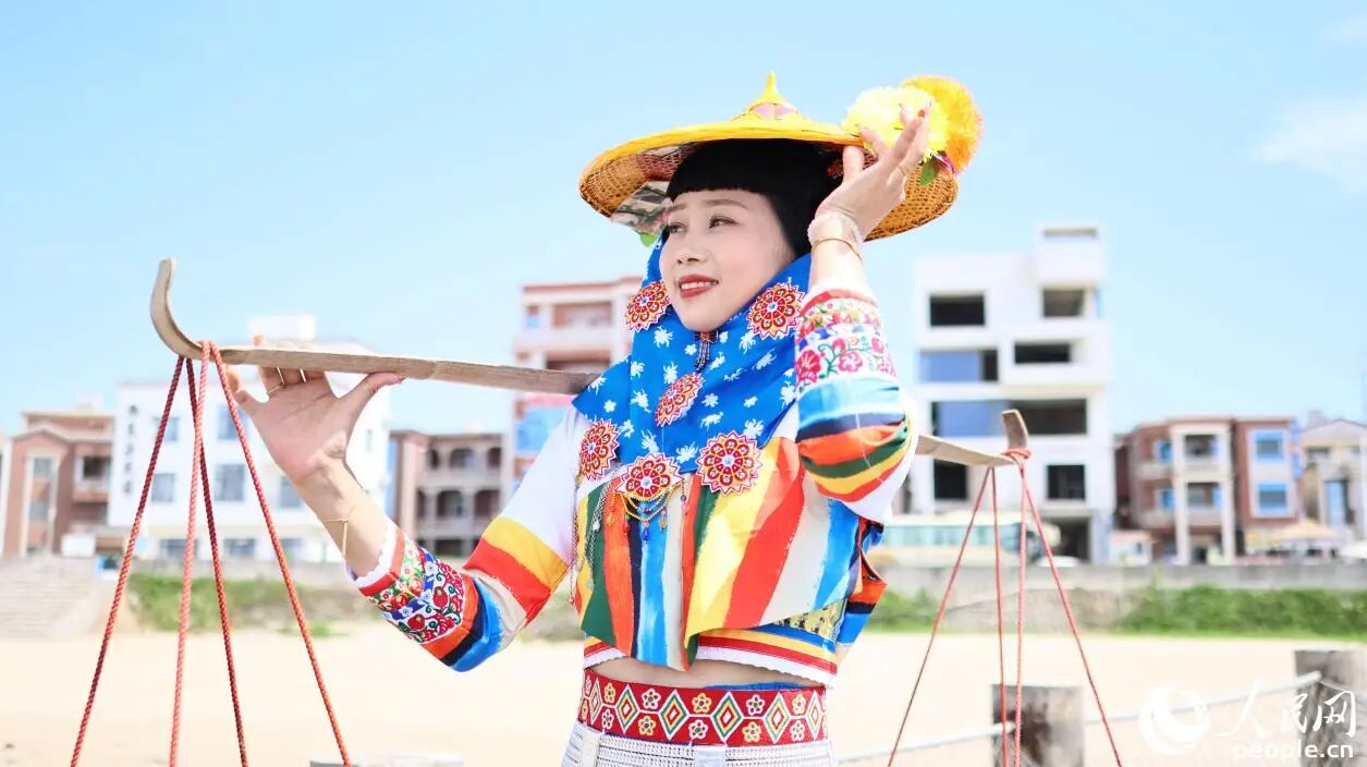 花頭巾包裹，配上寬檐黃斗笠，是惠安女獨特的“防曬套裝”。人民網(wǎng)記者 李昌乾攝