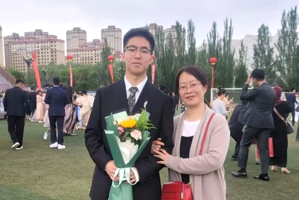 劉傲寒和媽媽合影。北航供圖