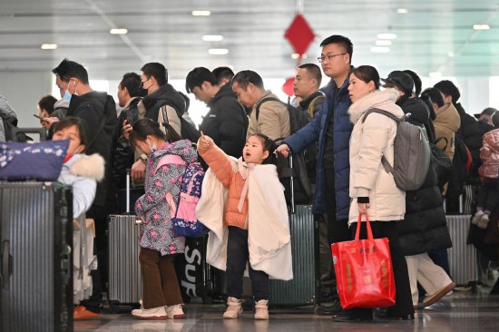 2月3日，家長帶領(lǐng)小朋友在北京豐臺站排隊檢票。新華社記者 宋為偉 攝