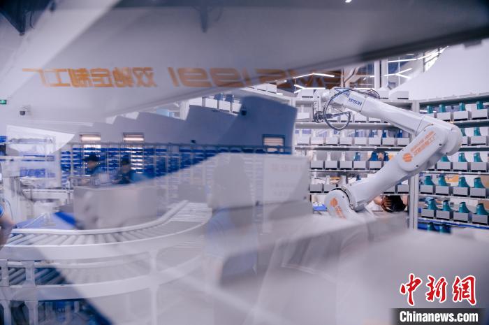 最快一個多小時，“私人訂制”的鞋子就能完成生產(chǎn)。　李南軒 攝