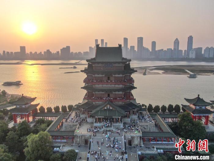 圖為航拍落日時(shí)分的滕王閣，風(fēng)景壯美，眾多游客在滕王閣內(nèi)游玩。劉力鑫 攝