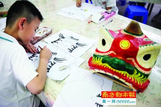 傳承傳統(tǒng)文化 80后女教師把“扎獅頭”帶進小學