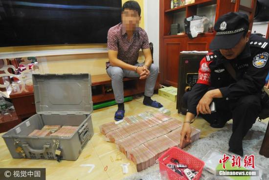 廣西南寧警方8月21日通報(bào)，當(dāng)?shù)亟粘晒善粕姘附痤~15.19億元人民幣的特大傳銷案件。圖為當(dāng)場繳獲的成捆現(xiàn)金。 圖片來源：視覺中國