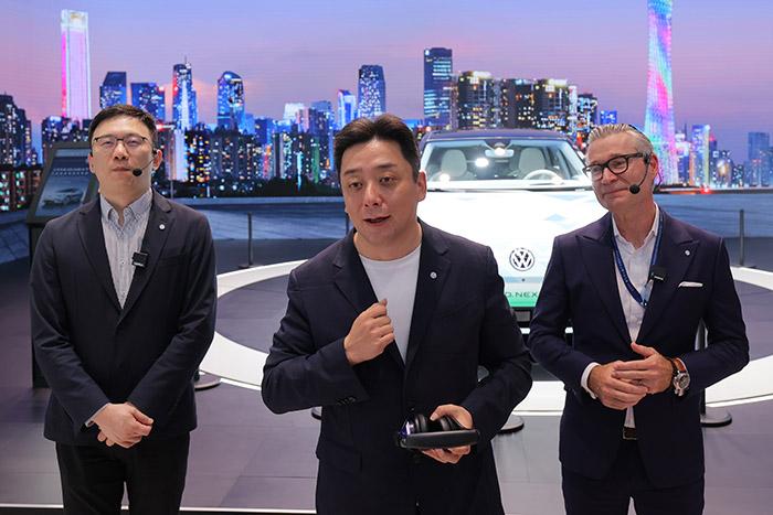 11月17日，上汽大眾汽車有限公司銷售與市場執(zhí)行副總經(jīng)理、上海上汽大眾汽車銷售有限公司總經(jīng)理俞經(jīng)民(中間)參加廣州車展展臺活動。 上汽大眾 供圖