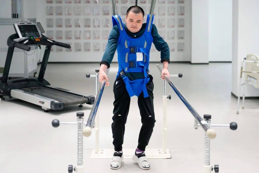 在術(shù)后第14天，患者依靠自身運動意圖行走。復(fù)旦大學(xué)供圖