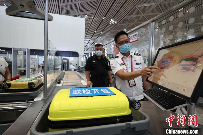 6月25日，在?？诿捞m國際機(jī)場(chǎng)T2航站樓，工作人員對(duì)完成改造的設(shè)備進(jìn)行模擬測(cè)試?！∈Y啟明 攝