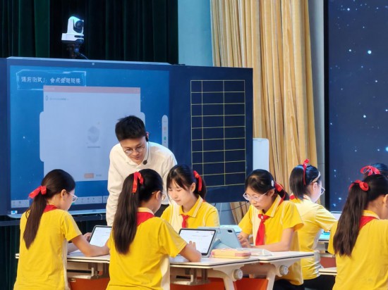 重慶科學(xué)城樹人思賢小學(xué)校教師執(zhí)教“S2C”示范課。