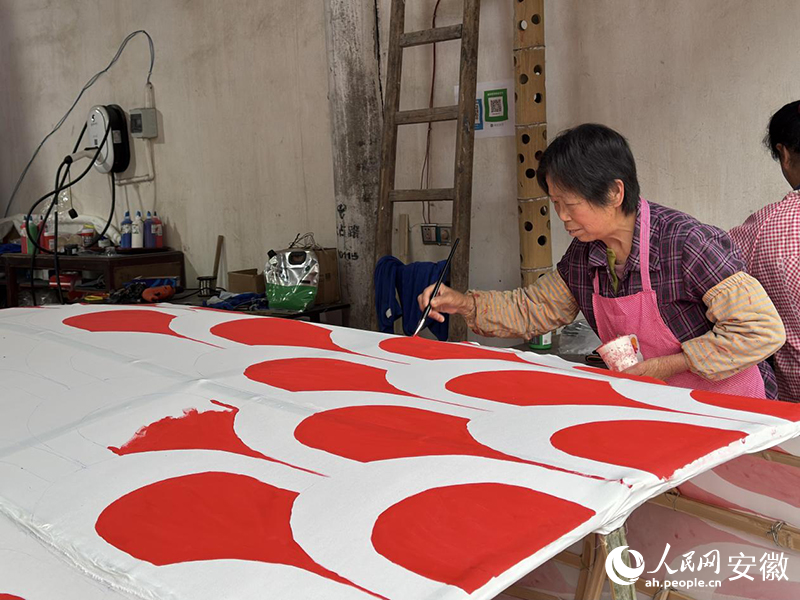 瞻淇村內(nèi)大多數(shù)村民都掌握制作魚燈的絕活。人民網(wǎng)記者 胡雨松攝
