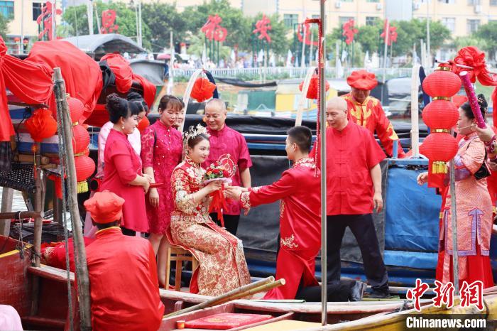 連家船民婚俗秀之迎親禮和成親禮?！×珠派?攝