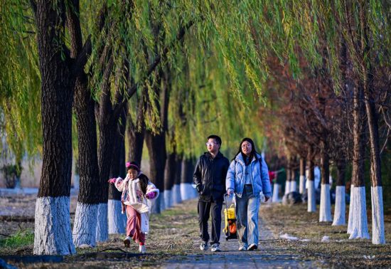 游客漫步在北京園博園內(nèi)。新華社記者 陳曄華 攝
