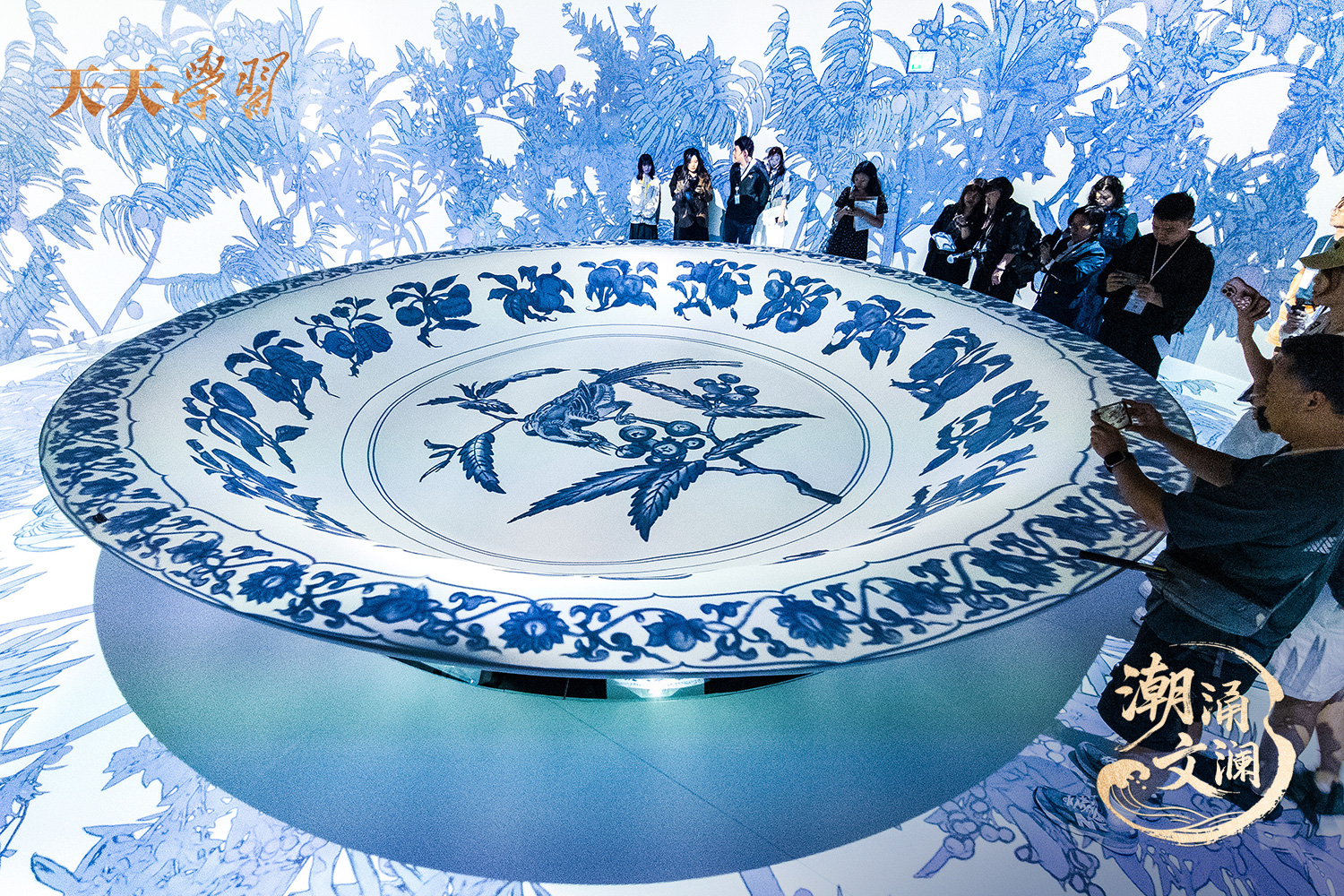 2025年5月13日,“‘紋’以載道——故宮博物院沉浸式數(shù)字體驗(yàn)展”亮相香港故宮文化博物館。 2025年5月13日,“‘紋’以載道——故宮博物院沉浸式數(shù)字體驗(yàn)展”亮相香港故宮文化博物館。