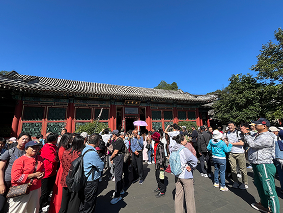 游客在頤和園游覽。人民網(wǎng)記者 李楠樺攝