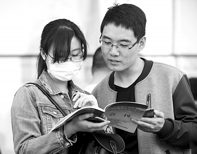 直面壓力：不同學歷者的需求與選擇