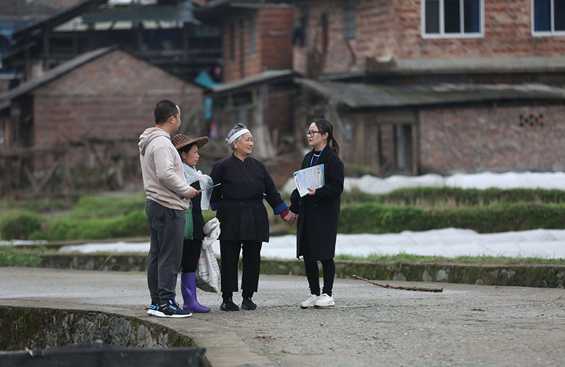 2022年3月24日,在廣西柳州市三江侗族自治縣良口鄉(xiāng)南寨村,紀(jì)檢監(jiān)察干部(右一、左一)在了解惠農(nóng)政策落實(shí)情況。