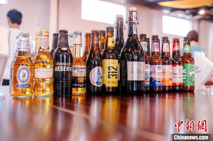 莆田基地主要生產(chǎn)全球旗艦品牌百威、科羅娜、貝克等啤酒，并生產(chǎn)雪津啤酒、雪山啤酒、藍(lán)妹啤酒等?！±钅宪?攝