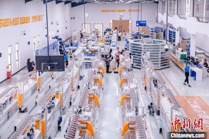 “高質(zhì)量發(fā)展調(diào)研行”主題采訪活動來到福建莆田雙馳鞋業(yè)個性化定制示范工廠?！±钅宪?攝