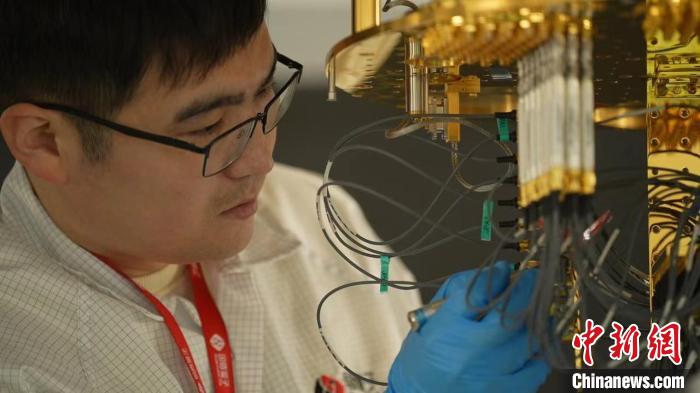 科研人員正在組裝超導(dǎo)量子計算機。