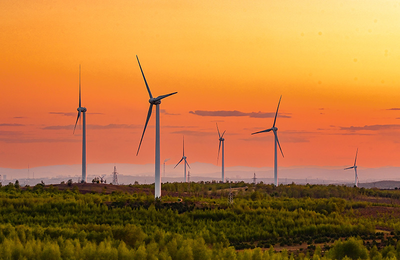 2023年5月23日清晨拍攝的內(nèi)蒙古興安盟烏蘭浩特市呼和馬場(chǎng)風(fēng)力光伏發(fā)電場(chǎng)內(nèi)的風(fēng)機(jī)。