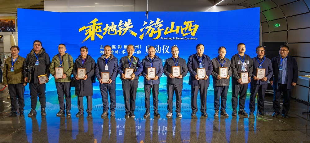 活動為參展攝影家頒發(fā)入展證書。