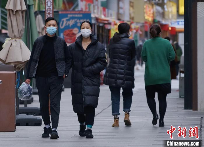 圖為市民穿羽絨服出行?！●R銘言 攝