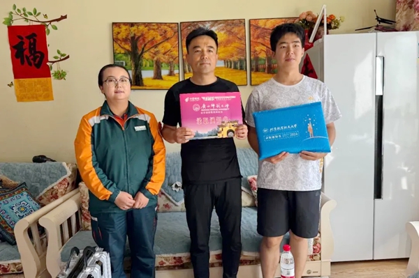 劉傲寒父子收到錄取通知書。北航供圖