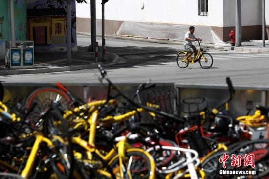 上海現(xiàn)共享單車“墳墓” 堆積如山場面壯觀。 張亨偉 攝