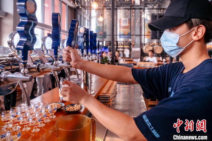 圖為百威雪津啤酒莆田基地工作人員正在打酒?！±钅宪?攝